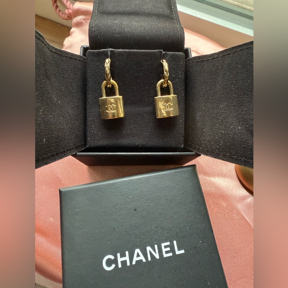 👑 Chanel Gold Metal CC Padlock Earrings, 2022 - Picture 3 of 9